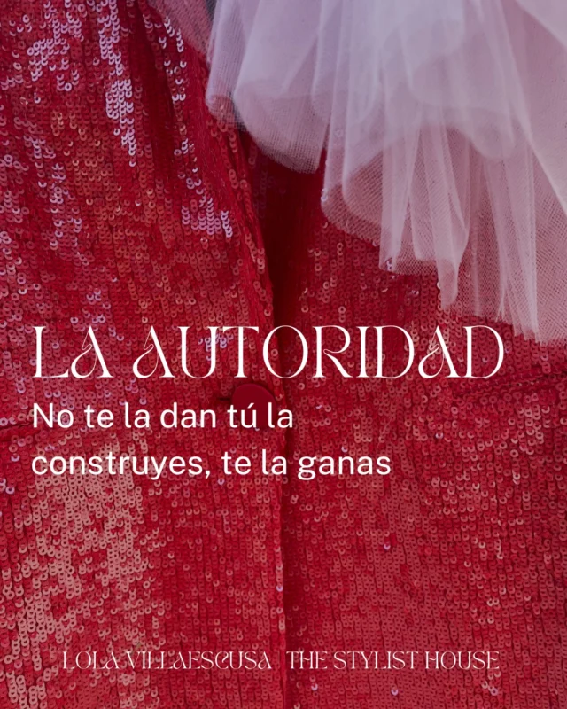 🔸 La autoridad no te la dan tú te la ganas 🔸

La autoridad no se pide prestada ni se espera que te la den. La autoridad se construye, se gana… y muchas veces, se manifiesta antes de que abras la boca.

¿La clave? Tu imagen.

Sí, tu imagen. No como algo superficial o estético sin más, sino como una estrategia consciente de comunicación, conexión y visibilidad y de autoridad.

Porque tu apariencia, tu lenguaje no verbal, los colores y las formas que usas y lo que rodea tu entorno, todo eso habla de ti, incluso cuando tú no estás hablando.

Y aquí viene la parte interesante: la imagen tiene su propia semiótica. Cada elemento visual que muestras emite un mensaje oculto, a veces sutil, a veces directo que puede jugar a tu favor… o en tu contra.

💥 ¿Estás usando tu imagen como una herramienta para ganar autoridad? 💥 ¿Lo que proyectas está alineado con el lugar al que quieres llegar?

💥 ¿Tu entorno, tu presencia y tu estilo comunican liderazgo sin necesidad de decir “soy líder”?

Tu imagen es más que un look bonito: es una declaración silenciosa pero poderosa.

💬 Cuéntame en los comentarios:
¿Tu imagen está transmitiendo esa autoridad que deseas hoy? ¿Tu imagen está transmitiendo la autoridad que tú tienes como experta?

#ImagenConPropósito #EstilismoProfesional #MarcaPersonal #MujeresVisibles #ImagenDeMarca #ImagenEstrategica #ImagenyAutoridad #PosicionamientoPersonal #MujeresProfesionales  #TheStylistHouse