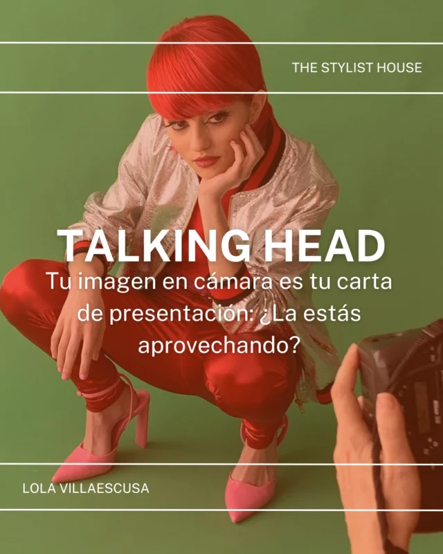 🎥 **TALKING HEAD: tu imagen en cámara es tu carta de presentación… ¿la estás aprovechando de verdad?**⁠

Cuando te pones frente a la cámara, tu imagen habla antes que tus palabras.
Una imagen profesionalizada en tus vídeos es clave para transmitir autoridad, confianza y coherencia con tu marca personal.⁠
⁠
🔹 Porque sí: la forma en la que te ven, también define cómo te perciben.⁠

Entonces… ¿qué necesita tu Talking Head para generar autoridad y conexión real?

✨ 1. Lenguaje corporal subliminal y consciente:
Tu postura erguida, tus gestos suaves y tus movimientos intencionales comunican seguridad, presencia y liderazgo. Evita moverte en exceso o cruzar los brazos. Tu cuerpo también cuenta tu mensaje.⁠

👗 2. Tu estilo comunica por ti:
Escoge prendas y colores que reflejen los valores de tu marca. ¿Eres cercana y accesible? ¿Eres experta y sólida? Tu imagen debe estar alineada con lo que quieres proyectar. La coherencia entre lo que dices y lo que vistes, se nota.⁠

💡 3. Iluminación y fondo que sumen (no resten):
Una buena luz favorece tu presencia en cámara y transmite calidad. Elige un fondo limpio o con elementos que refuercen tu identidad de marca. Todo comunica: desde una planta hasta un cuadro.⁠

👉 ¿Ya estás cuidando todos estos elementos cuando hablas en cámara?

A través de mi servicio the Talking Head te ayudo no solo tener un buen encuadre delante de cámara, sino a encontrar una oportunidad poderosa de mostrar tu esencia y fortalecer tu visibilidad a través de tu imagen visual de marca.⁠

¡Escríbeme al DM y lo hablamos!

#ImagenDeMarca #MarcaPersonal #EstrategiaVisual #TalkingHead #MarcasVisibles #Autoridad