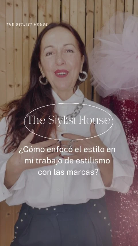 ✨ Seguimos con esta sesión de preguntas y respuestas  que me habéis hecho, y  que me encanta, y hoy respondo a una muy especial:
¿Cómo enfoco el estilo en mi trabajo de estilismo con las marcas?

Para mí, se trata de buscar siempre la excelencia. No solo vestir bien, sino comunicar con intención. Ir más allá, aportar una mirada estratégica, creativa y auténtica que represente a la marca desde el estilo.

🎥 Te lo cuento con más detalle en el vídeo.
¡Dale al PLAY y acompáñame!

#ImagenDeMarca #VisibilidadFemenina #EstiloConPropósito #EstilismoparaMarcas  #preguntasyrepuestas #Estilismo #Imagen #TheStylistHouse