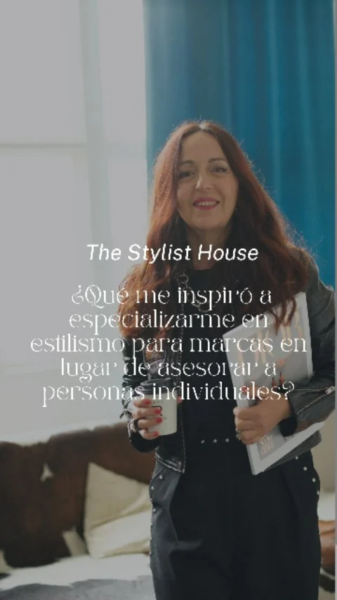 ✨ Seguimos con esta sesión de preguntas que me habéis hecho, y hoy quiero responder a esta:
¿Qué me inspiró a especializarme en estilismo para marcas en lugar de asesorar a personas individuales?

La respuesta es clara: la comunicación.

Mi formación no solo es en diseño de moda y estilismo, sino también en comunicación no verbal. Y eso me ha permitido entender cómo cada prenda, cada color, cada gesto, cada espacio… comunica algo, incluso cuando no decimos nada.

Por eso disfruto trabajando con marcas —grandes y personales— que quieren transmitir sus valores desde la imagen. Porque hay una comunicación sutil, casi invisible, que conecta directamente con su audiencia.

🎯 Mi trabajo es traducir esos valores en estilo. Ser ese puente entre lo que la marca quiere decir y lo que su público percibe.

🎥 Te lo explico con más detalle en el vídeo.
¡Dale al PLAY y cuéntame qué te ha parecido!

#ImagenDeMarca #VisibilidadFemenina #EstiloConPropósito #EstilismoparaMarcas  #preguntasyrepuestas #Estilismo #Imagen #TheStylistHouse