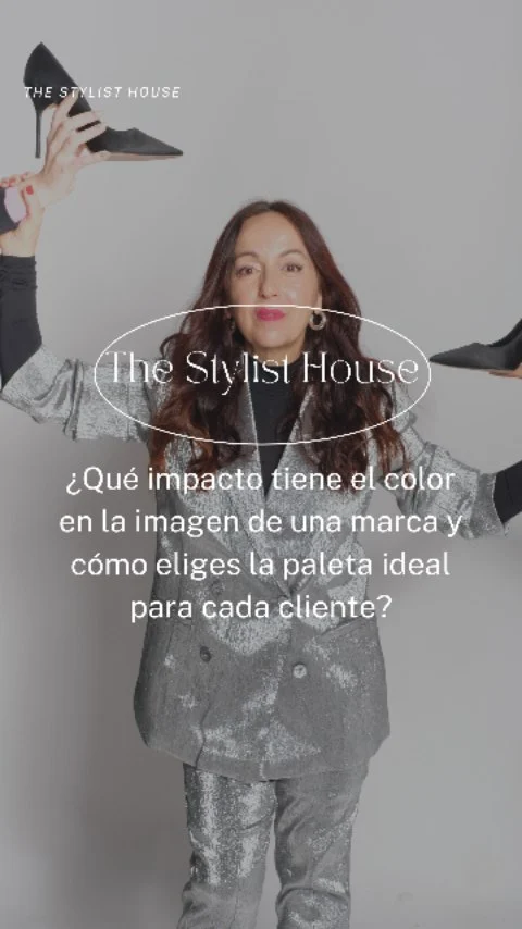 Continuamos respondiendo preguntas: ¿Qué impacto tiene el color en la imagen de una marca y cómo eliges la paleta ideal para cada cliente? 

Él color lo dice todo. No es lo mismo un color rojo con su simbología, que utilizar un color negro, por ejemplo. 

En el video te cuento más sobre este tema apasionante del color y como puede jugar a tu favor en la construcción de tu marca.

👉 Dale play ydisfrútalo y cuéntame qué opinas en los comentarios.

#ImagenDeMarca #Marcapersonal #EstilismoparaMarcas #ImagenyEstilismo #preguntasyrepuestas #Storytelling #Stylist #TheStylistHouse