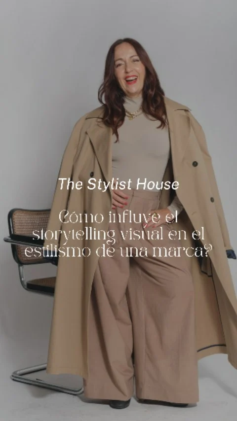 ✨Y siguen llegando preguntas para responder en esta serie que he llamado “The Stylist House responde”.
Hoy me llegó una muy interesante:
¿Cómo influye el storytelling visual en el estilismo de una marca?

Mi respuesta es clara:
¡Influye en TODO!

Porque la imagen no es solo estética, es narrativa. Es el reflejo visual del mensaje que queremos comunicar.
Y si consideramos que el 75% de nuestra comunicación es no verbal… imagina el poder que tiene el storytelling a través de nuestra imagen.

🎯 ¿Queremos transmitir belleza, paz y serenidad, o liderazgo y autoridad?
Entonces necesitaremos códigos visuales distintos para cada mensaje.

En el video te cuento más sobre este tema apasionante.

👉 Dale play, disfrútalo y cuéntame qué opinas en los comentarios: ¿Estás usando el storytelling en la comunicación de tu marca? 

#ImagenDeMarca #Marcapersonal #EstilismoparaMarcas #ImagenyEstilismo #preguntasyrepuestas #Storytelling #Stylist #TheStylistHouse