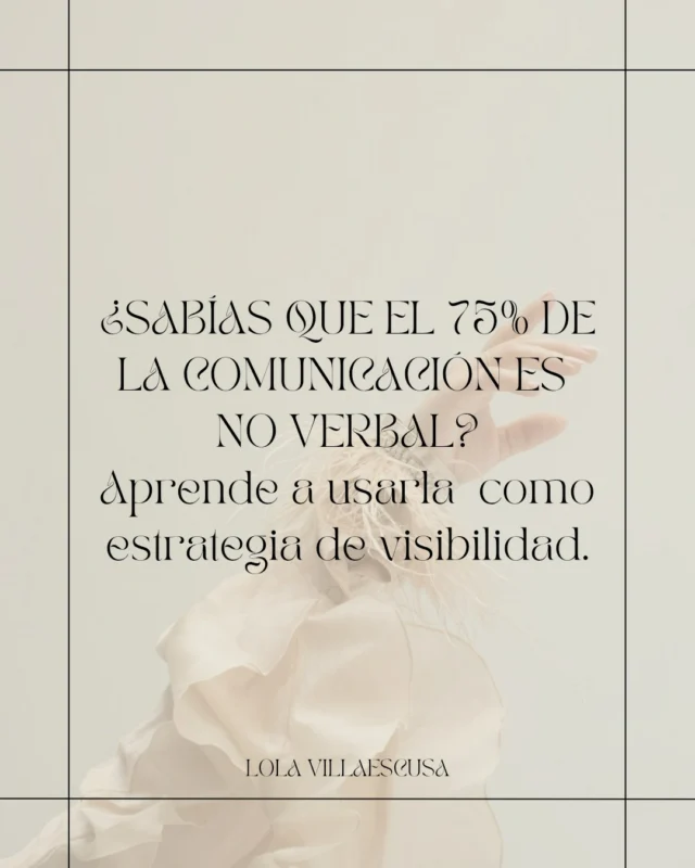 Sí, incluso antes de hablar, ya estás diciendo mucho. La forma en la que vistes, te mueves, miras y eliges tus colores… ¡Todo comunica! Y si no lo estás usando a tu favor, alguien más lo interpretará por ti (y no siempre como tú quieres).

🎯 ¿Quieres posicionarte como una profesional segura, coherente y visible?
Entonces empieza a mirar tu imagen como una herramienta estratégica, no solo estética.

Aquí te dejo 3 claves para que tu comunicación no verbal trabaje para ti (y no en tu contra):

1️⃣ Define qué mensaje necesitas transmitir: ¿Quieres que te vean como una líder cercana? ¿Como una experta con autoridad? Cada intención necesita un código visual distinto.

2️⃣ Elige tu paleta con intención: Los colores también hablan.. No te pongas algo “porque combina”, úsalo porque potencia tu mensaje.

3️⃣ Tu postura y mirada también son parte del outfit: No hay prenda que sostenga un lenguaje corporal inseguro.

💥 Tu imagen no es un adorno. Es una declaración. Y si no la dominas tú, el mundo la inventará por ti.

¿Ya estás usando tu comunicación no verbal como estrategia de marca?
Te leo 👇✨

#ImagenConPropósito #MarcaPersonalFemenina #VisibilidadConEstilo #ComunicaciónNoVerbal #ImagenEstratégica #ImagenDeMarca #ComunicaciónNoVerbal #VisibilidadFemenina  #TheStylistHouse